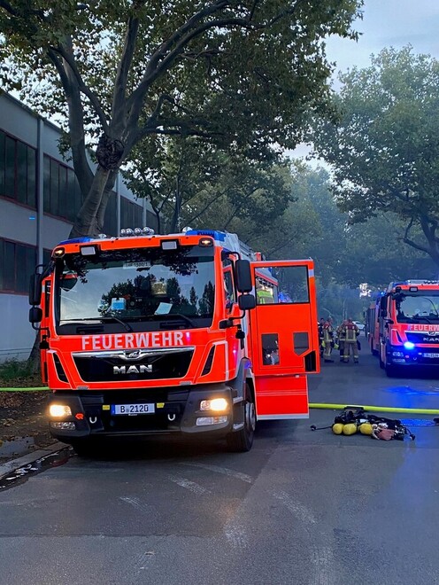 Lösch- und Hilfeleistungsfahrzeuge stehen vor der Einsatzstelle