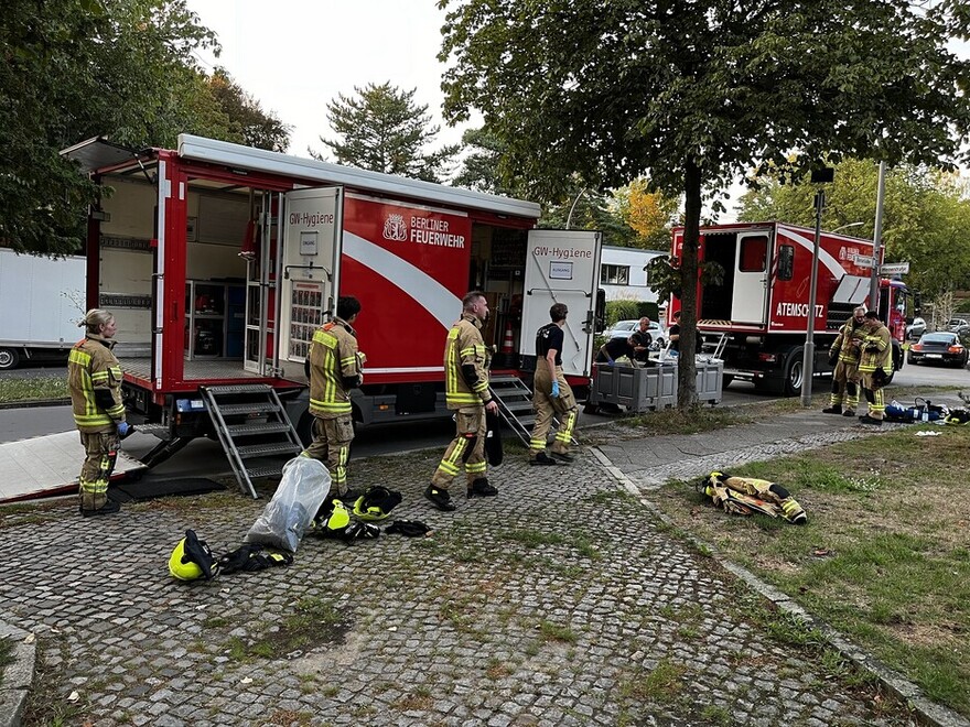 GW-Hygiene und AB Atemschutz zum Tausch verschmutzter Kleidung und Geräte. 