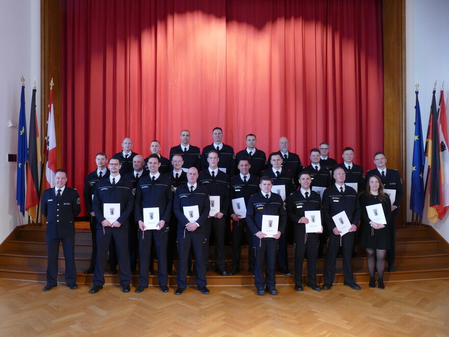 Gruppenbild mit allen Beförderten