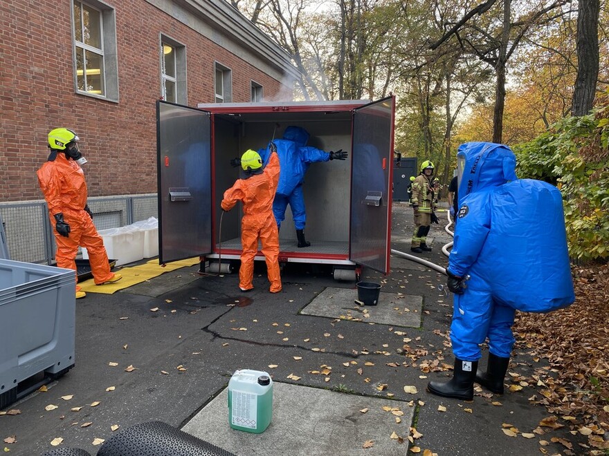 Dekontamination der unter Chemikalienschutzanzug eingesetzten Spezialkräfte