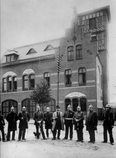 Feuerwehrleute in historischen Uniformen vor Wache