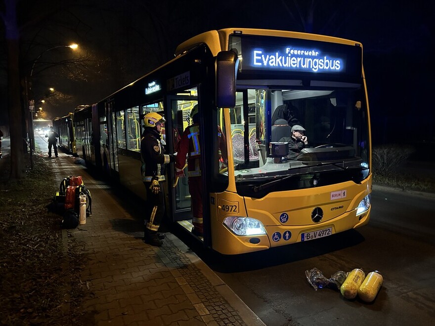 Sichtung und Betreuung der Betroffenen und Verletzten in einem Evakuierungsbus