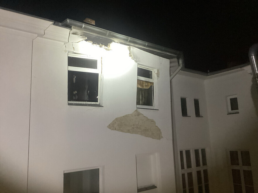 herausgedrückte Außenwand unterhalb des Dachgeschosses