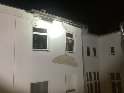 herausgedrückte Außenwand unterhalb des Dachgeschosses