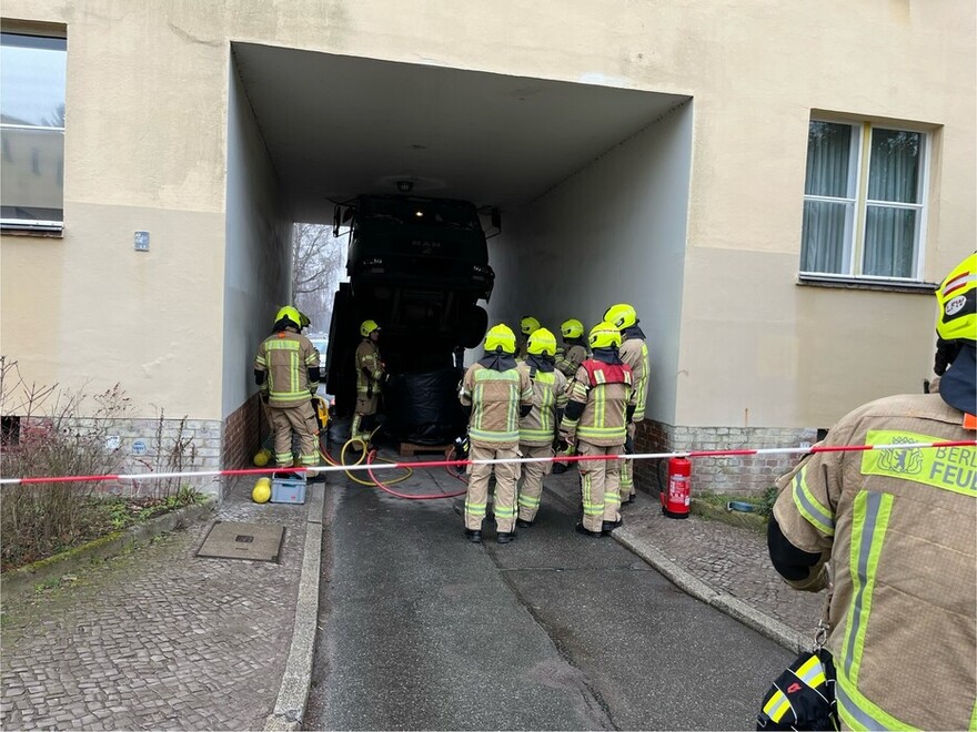 LKW in Durchfahrt verkeilt