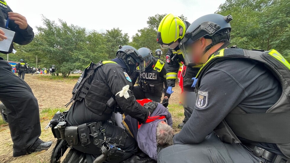 Feuerwehr und Polizei bei der gemeinsamen Versorgung von Verletzten