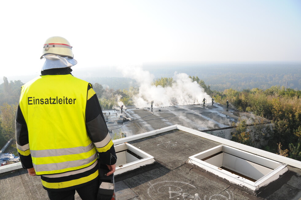 Einsatzleiter verschafft sich einen Überblick