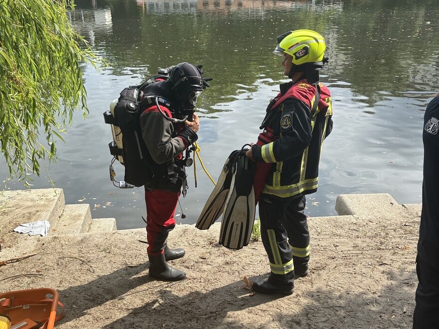 Taucher macht sich für den Einsatz bereit