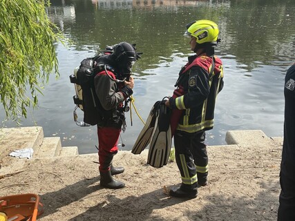 Taucher macht sich für den Einsatz bereit