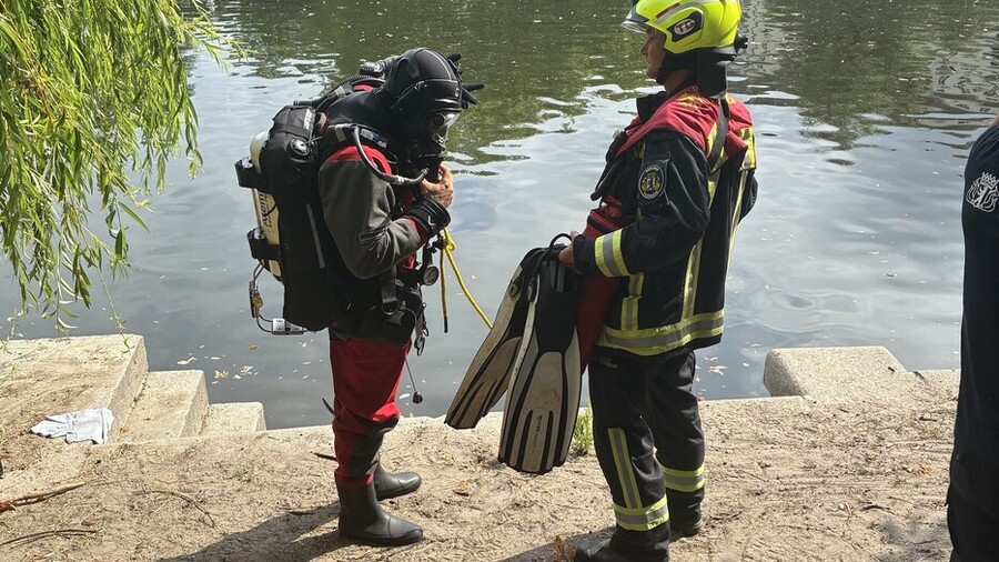 Taucher macht sich für den Einsatz bereit