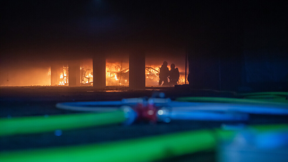 Angriffstrupp bei einem Brand in einem Parkhaus in Wilmersdorf