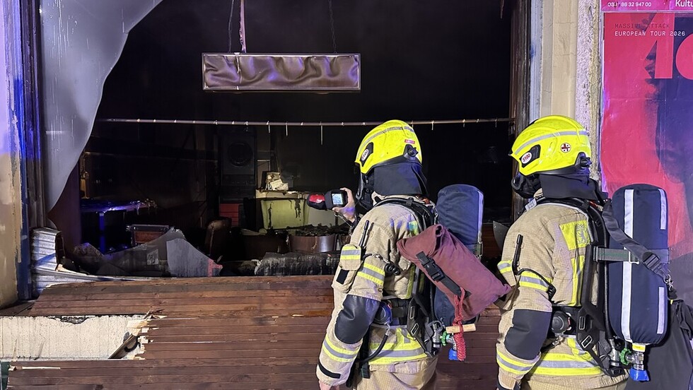 Einsatzkräfte kontrollieren die Temperatur im Brandraum