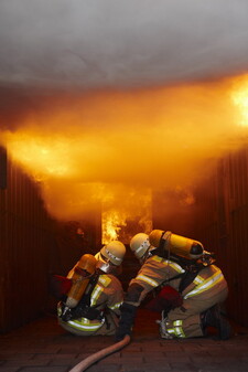 Zwei Feuerwehrleute in der Rauchgasdurchzündungsanlage