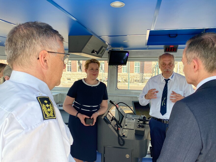 LBD Dr. Homrighausen zusammen mit dem Bundesminister für Digitalisierung und Verkehr, Herrn Wissing und der Regierenden Bürgermeisterin von Berlin, Frau Giffey im Gespräch mit Prof. Dr.-Ing. Gerd Holbach von der TU Berlin auf der Brücke des neuen Schubbootes.