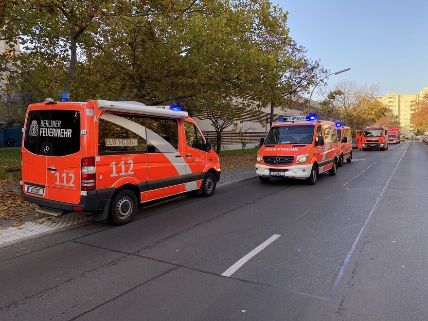 Einsatzfahrzeuge in der Bereitstellungszone