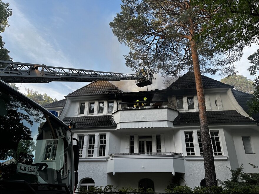 Brandbekämpfung über DLK und im Innenangriff.