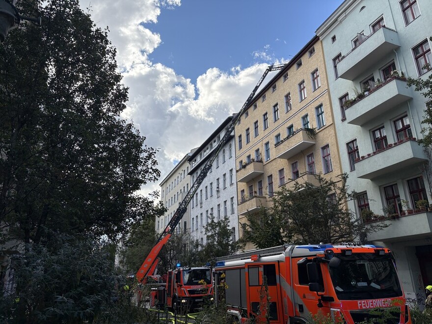 Drehleiter vor der Einsatzstelle