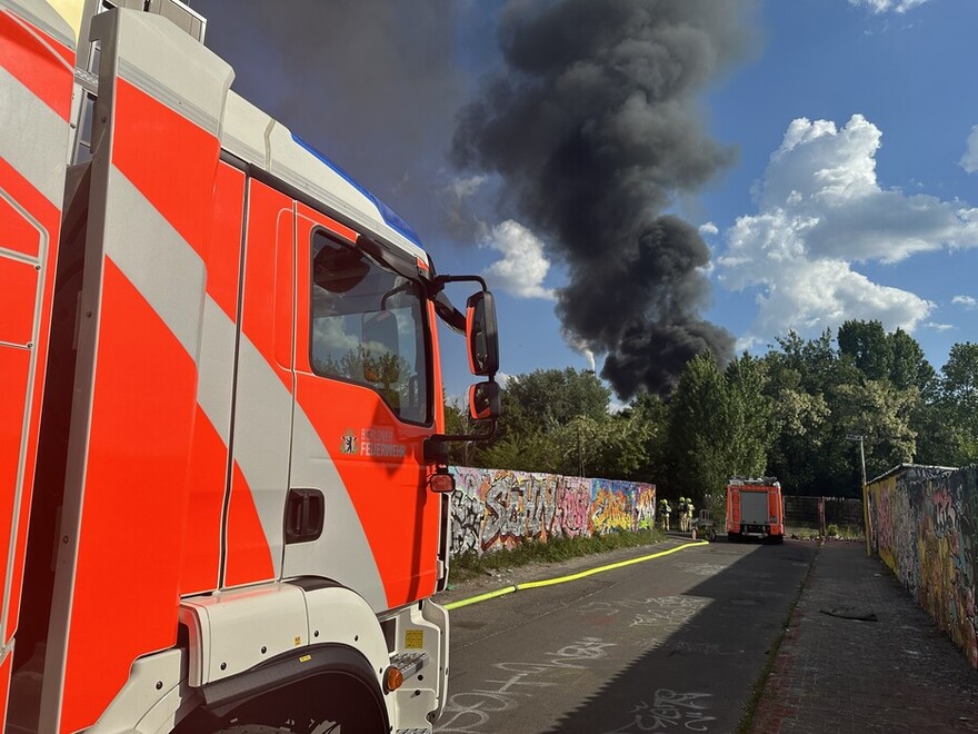Tanklöschfahrzeug vor der Einsatzstelle