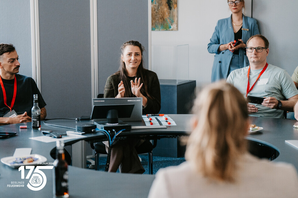 Die Teilnehmenden tauschen sich im Rahmen eines Workshops aus.