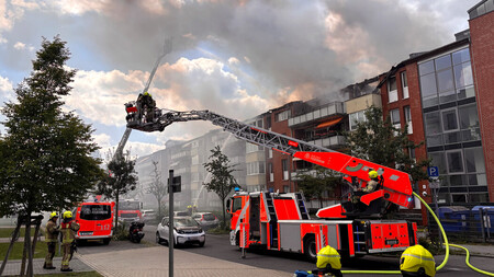 Brandbekämpfung über mehrere Drehleitern. Brandbekämpfung über mehrere Drehleitern.
