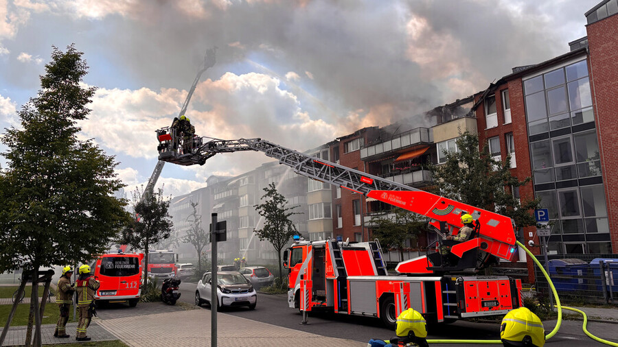 Brandbekämpfung über mehrere Drehleitern. 