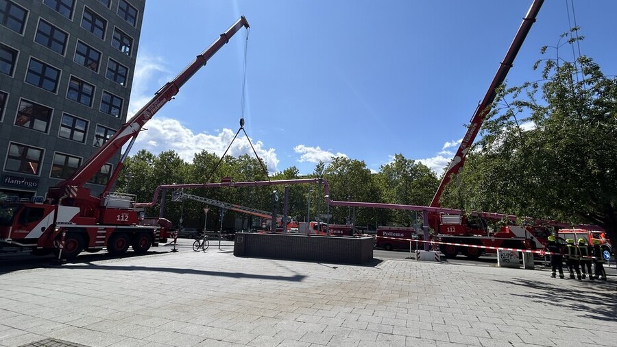 Feuerwehrkräne im Einsatz