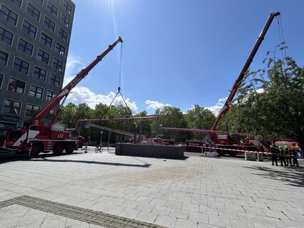 Feuerwehrkräne im Einsatz