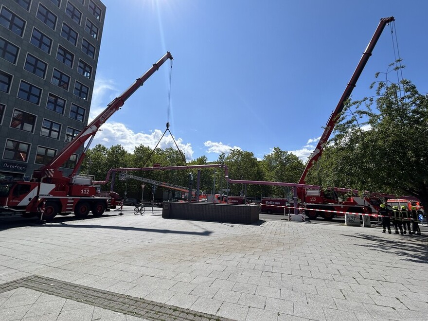 Feuerwehrkräne im Einsatz