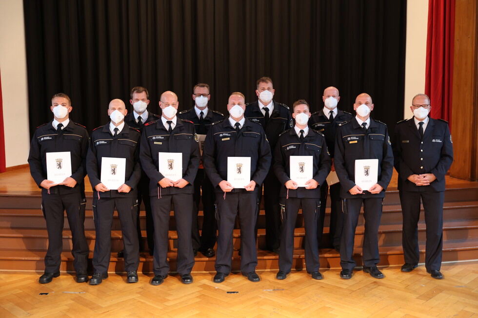 Gruppenbild Beamte mit Ernennungsurkunden