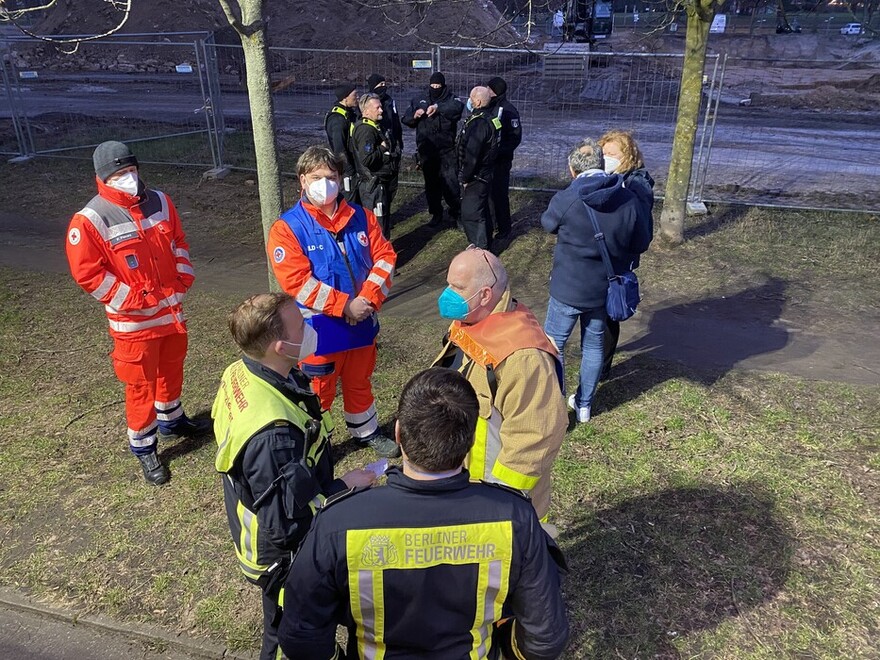 Diverse Einsatzkräfte vor dem ELW 2