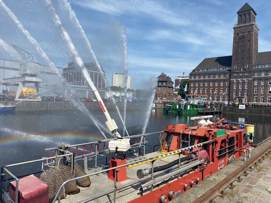 Wasserfontänen zu Ehren der Schiffstaufe