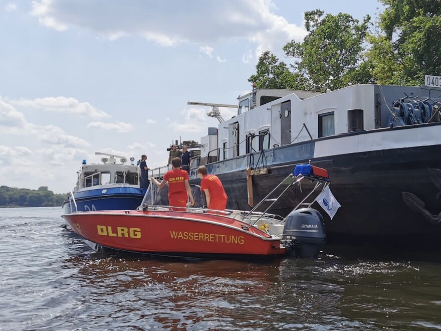 Rettungsboot der DLRG und Polizeiboot der Wasserschutzpolizei vor dem Gütermotorschiff