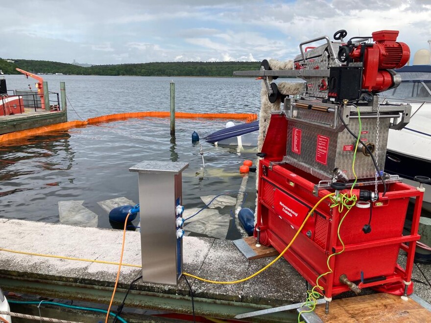 Öl wird vom Wasser separiert.