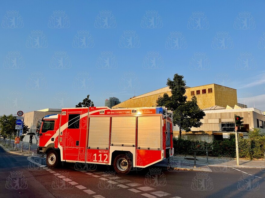 Sonderfahrzeug GW Wasserrettung an der Einsatzstelle