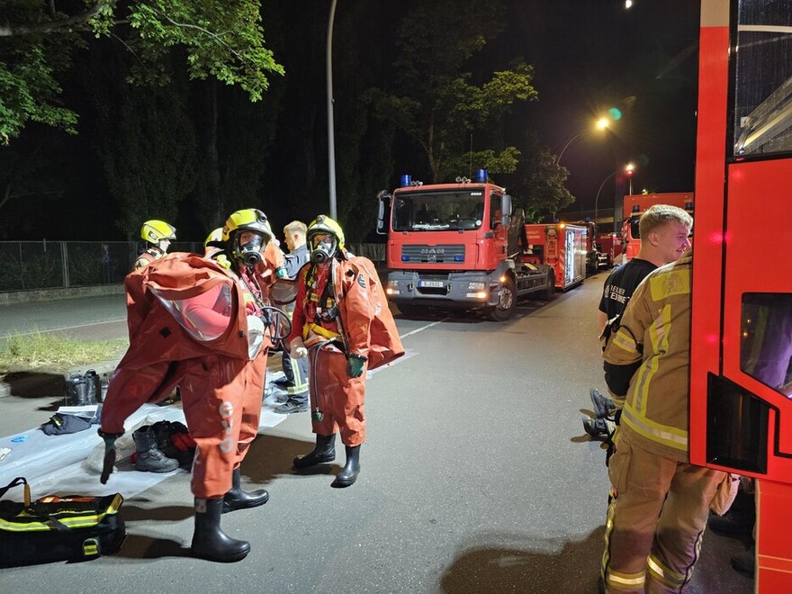 Einsatzkräfte bei der Ausrüstung