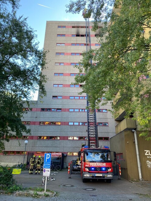 Ausgefahrene Drehleiter vor dem Gebäude.