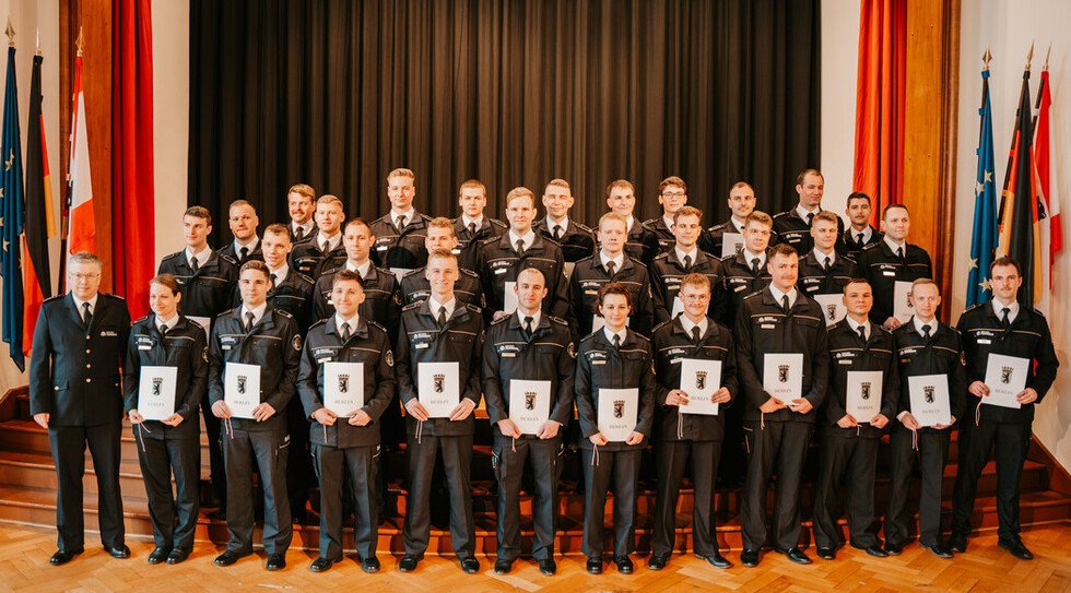 Gruppenbild aller ernannten Brandoberinspektorinnen auf Probe und Brandoberinspektoren auf Probe.