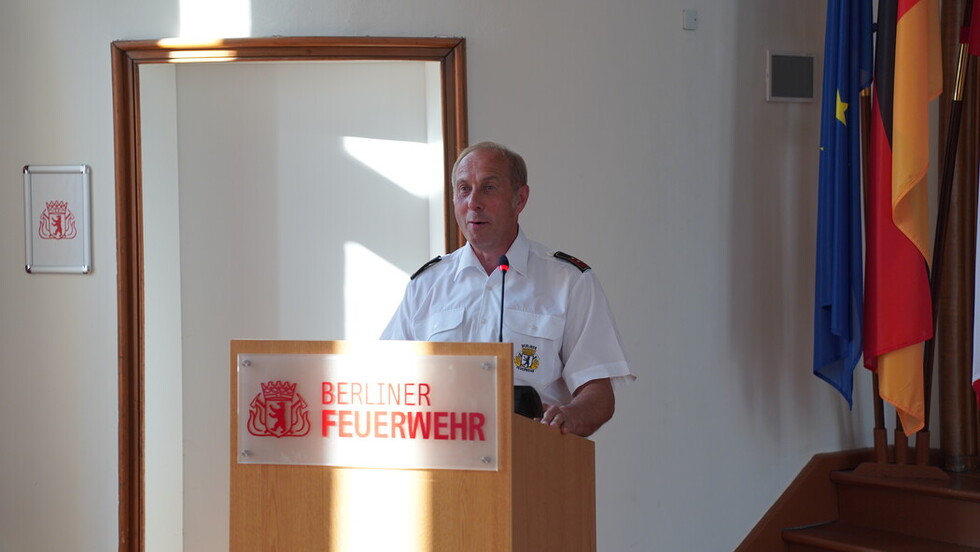 Landesbeauftragte der Freiwilligen Feuerwehren Berlin Lutz Großmann hält seine Rede.
