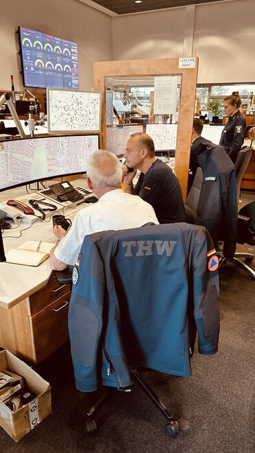 THW und Polizeikräfte unterstützen auch in der Feuerwehrleitstelle