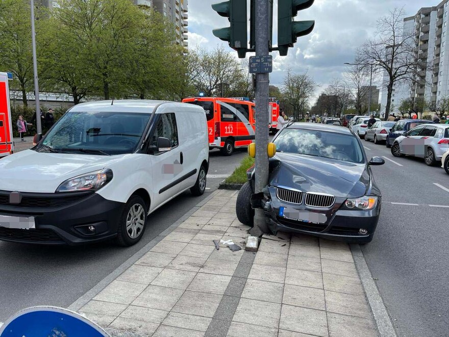 PKW gegen Ampelmast