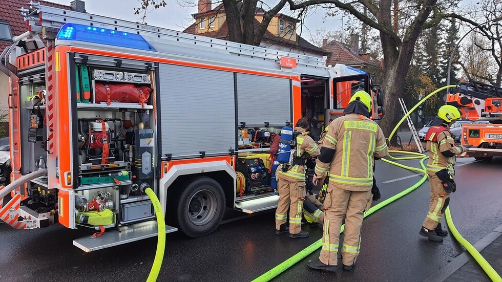 Trupps rüsten sich zur Brandbekämpfung aus.