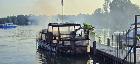 Löscharbeiten am brennenden Boot