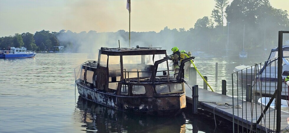 Löscharbeiten am brennenden Boot