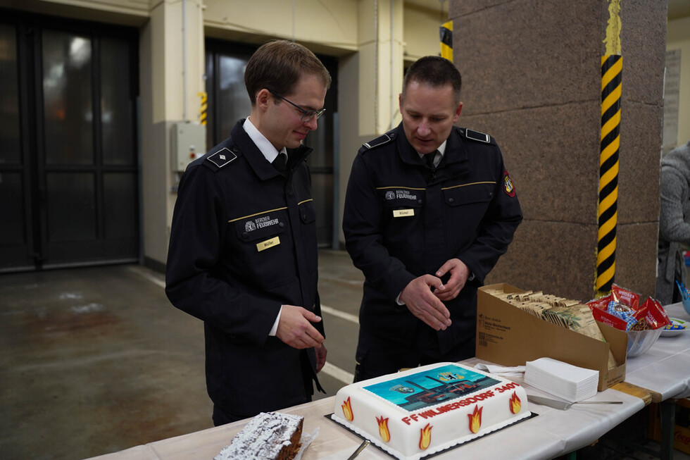 Wehrleiter und stellvertretender Wehrleiter beim Anschnitt der Torte