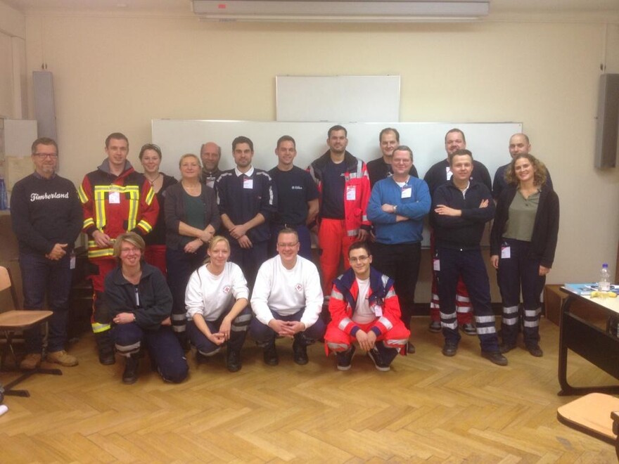 Gruppenbild – alle 18 Teilnehmer haben bestanden. Glückwunsch!