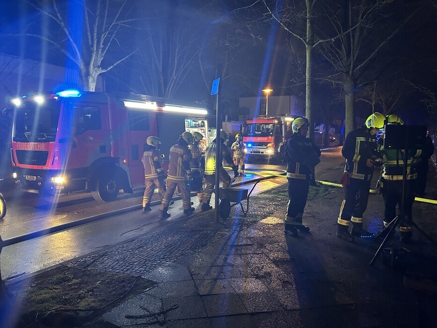 Tragbarer Stromerzeuger wird zur Einsatzstelle gebracht; Drohnenteam bei der Arbeit