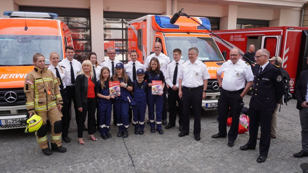 Gruppenfoto LBD und Innensenatorin zusammen mit der Jugendfeuerwehr, Protagonistinnen und Protagonisten der Notrufkampagne und Frau Woelffling