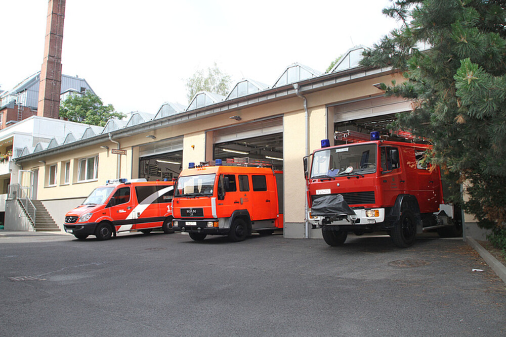 Wachgebäude mit Fahrzeugen