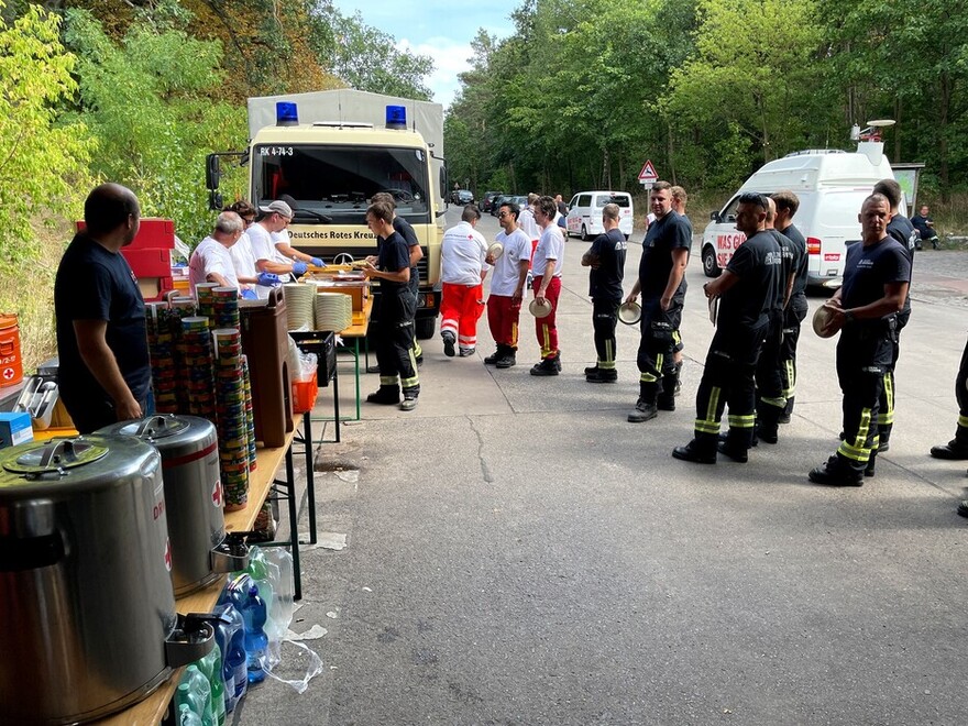 Das Deutsche Rote Kreuz betrieb an den Unterführungen am Hüttenweg eine Verpflegungsstelle.