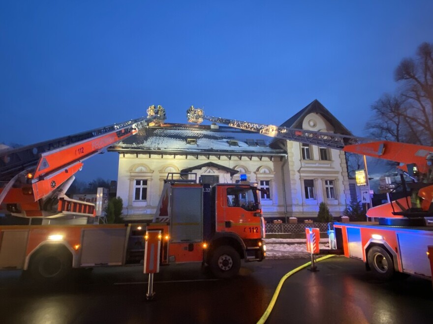 Zwei Drehleitern im Einsatz am Dach